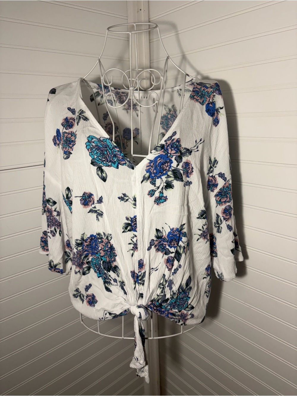 Luq- V-Neck Tie-Hem Floral Blouse - White with Blue Floral